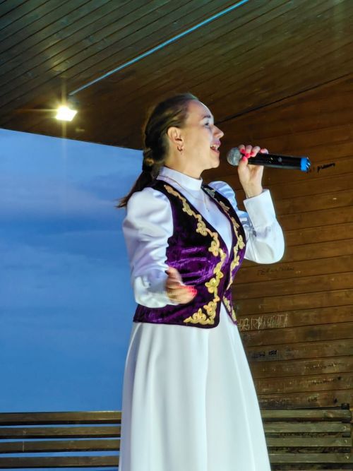 Вчера в парке три часа пели апастовские артисты