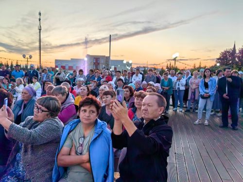 Вчера в парке три часа пели апастовские артисты