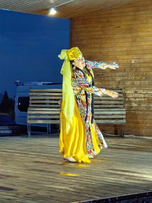 Вчера в парке три часа пели апастовские артисты