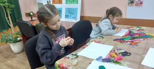 В сельских клубах учат детей создавать сувениры своими руками