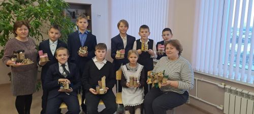 В сельских клубах учат детей создавать сувениры своими руками