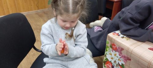 В сельских клубах учат детей создавать сувениры своими руками
