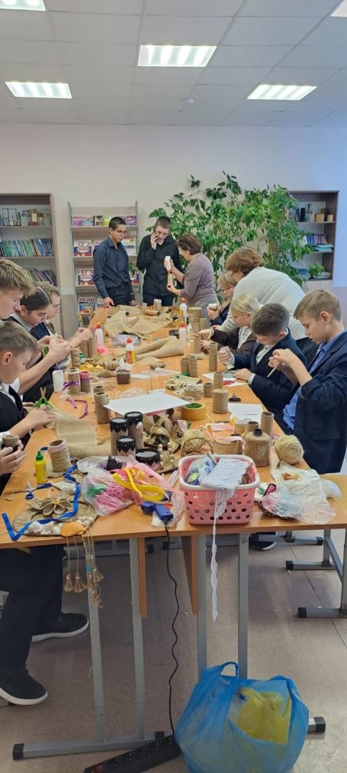 В сельских клубах учат детей создавать сувениры своими руками