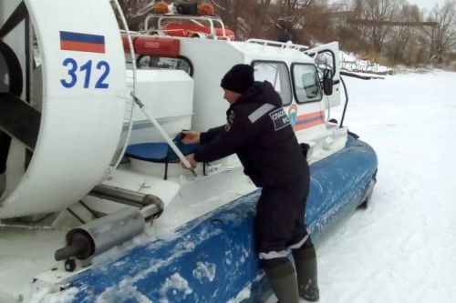 На Волге заглох снегоход с тремя детьми на борту