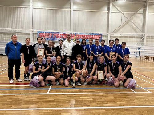 На волейбольной площадке – только девушки