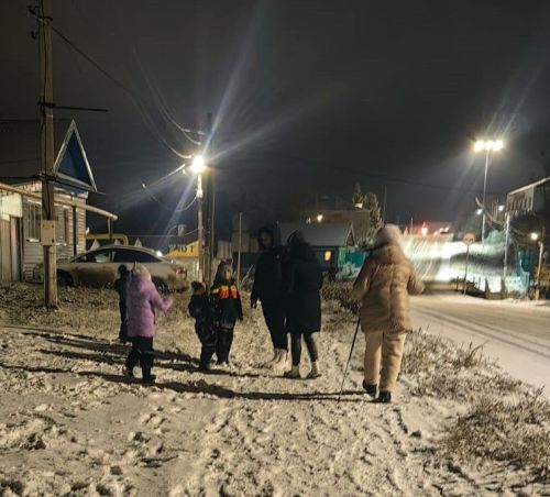 Первый снег в Камском Устье доставил радость малышам