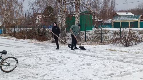 Трудовой десант по уборке территории провели дружно