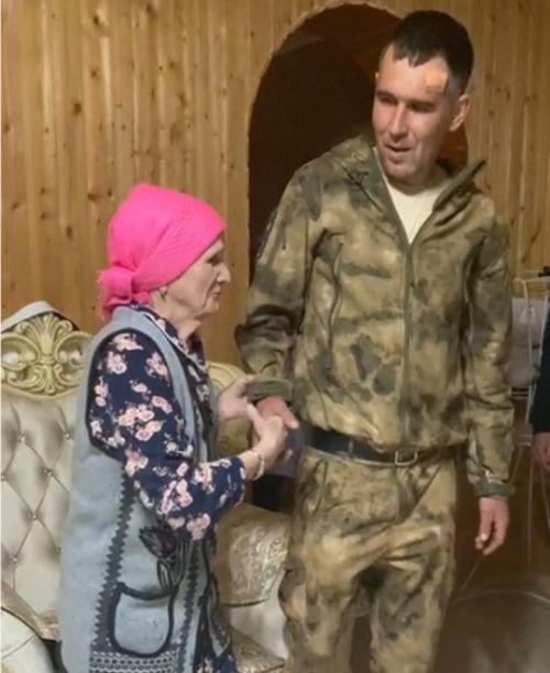 Год назад он был в отпуске, теперь вернулся совсем