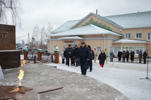 В День героев России  в Камском Устье прошел торжественный митинг