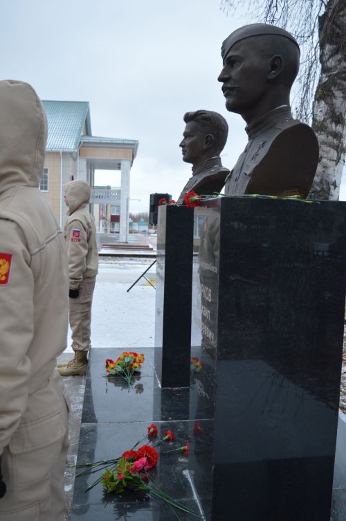 В День героев России  в Камском Устье прошел торжественный митинг
