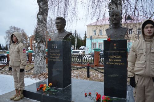 В День героев России  в Камском Устье прошел торжественный митинг