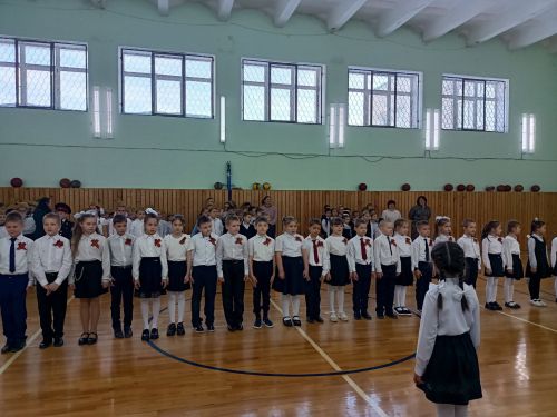 В Камскоустьинской школе прошел смотр строя и песни