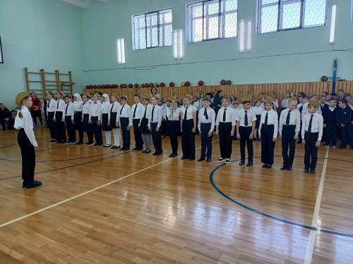 В Камскоустьинской школе прошел смотр строя и песни