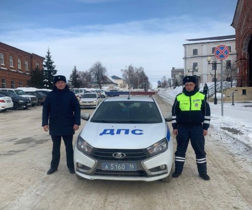 Автоинспекторы помогли беременной, у которой открылось кровотечение