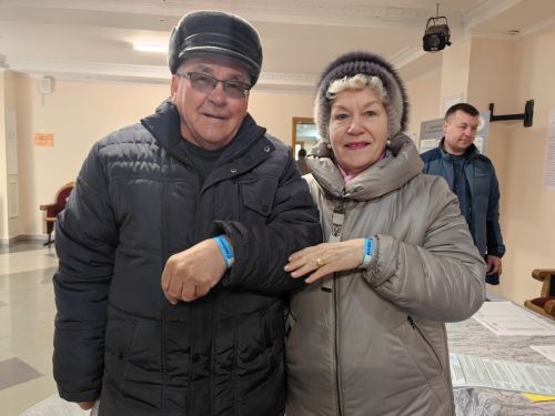 Голосовать идут семьями