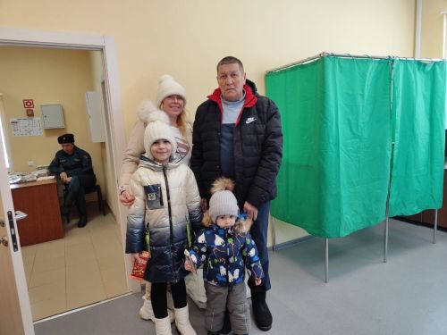 Семьи Камско-Устьинского района голосуют на избирательных участках