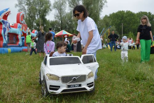 Праздник собирает гостей на майдане