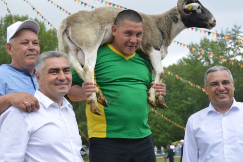 Батыр Сабантуя из Камского Устья не сдает своих позиций