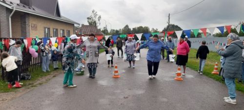 Жители собрались на празднике своей деревни
