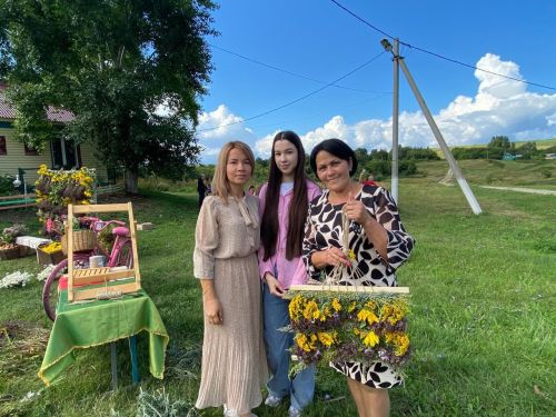 В деревне Ишимово организовали праздник цветов