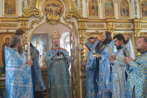 Службу в храме Камского Устья провел Митрополит