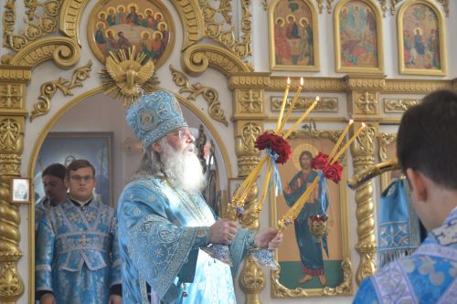 Службу в храме Камского Устья провел Митрополит