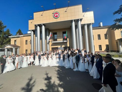 В массовом бракосочетании приняли участие камскоустьинцы