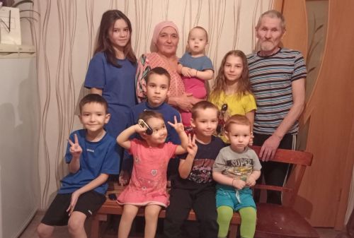 Дедушка с бабушкой и 10 внуков рядышком