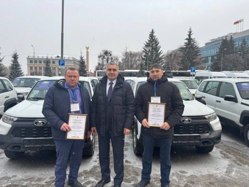 Рустам Минниханов вручил новые автомобили главам сельских поселений Камско-Устьинского района