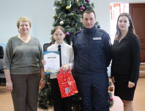 В Камском Устье наградили ребят, смастеривших лучшие новогодние игрушки по теме дорожной безопасности
