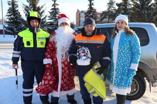 В Камском Устье наградили ребят, смастеривших лучшие новогодние игрушки по теме дорожной безопасности