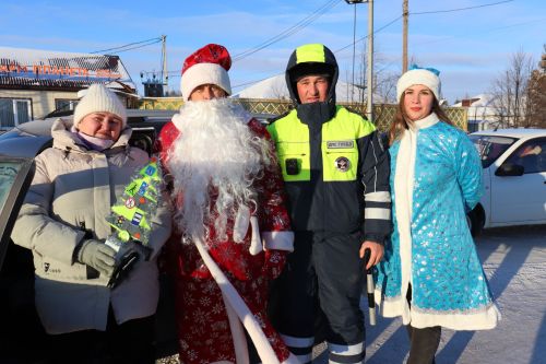 В Камском Устье наградили ребят, смастеривших лучшие новогодние игрушки по теме дорожной безопасности