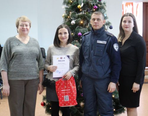 В Камском Устье наградили ребят, смастеривших лучшие новогодние игрушки по теме дорожной безопасности