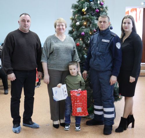В Камском Устье наградили ребят, смастеривших лучшие новогодние игрушки по теме дорожной безопасности
