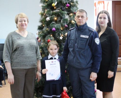 В Камском Устье наградили ребят, смастеривших лучшие новогодние игрушки по теме дорожной безопасности