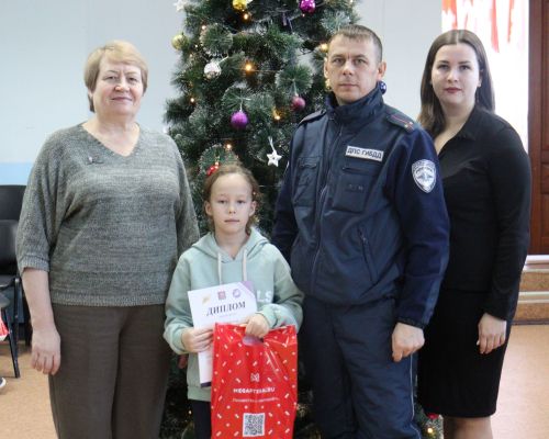 В Камском Устье наградили ребят, смастеривших лучшие новогодние игрушки по теме дорожной безопасности