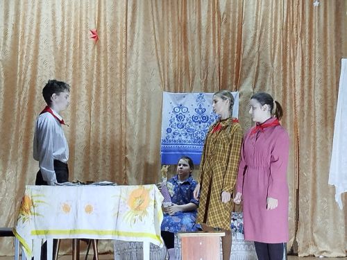 Осинники: на сцене юные герои и Знамя Победы
