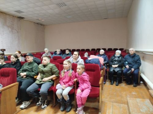 Осинники: на сцене юные герои и Знамя Победы