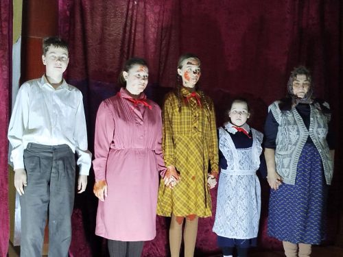 Осинники: на сцене юные герои и Знамя Победы