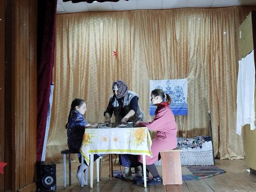 Осинники: на сцене юные герои и Знамя Победы
