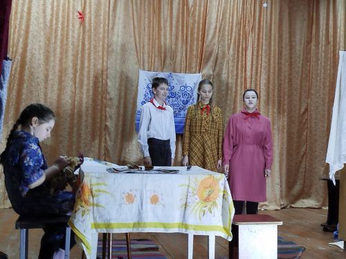 Осинники: на сцене юные герои и Знамя Победы