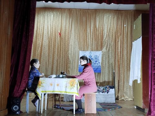 Осинники: на сцене юные герои и Знамя Победы