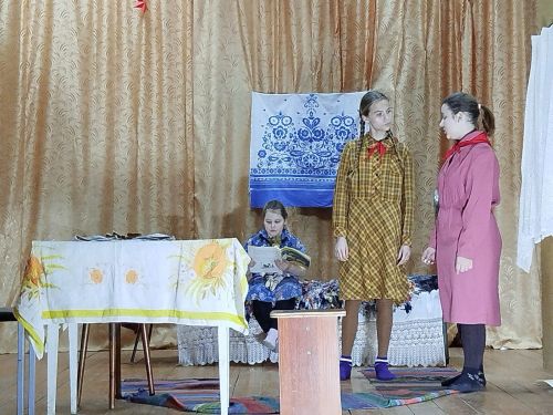Осинники: на сцене юные герои и Знамя Победы