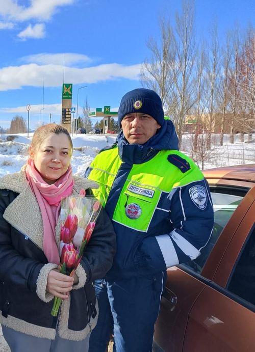 Автолюбительниц Камского Устья поздравили с 8 Марта