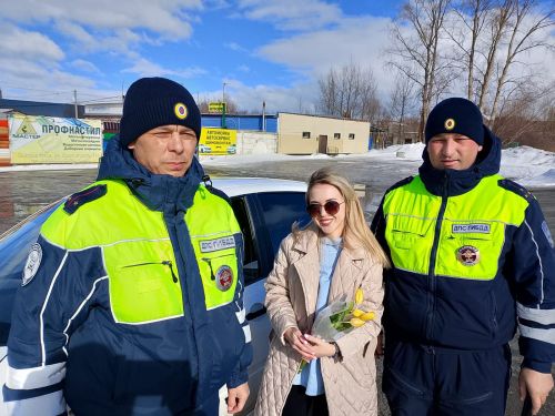 Автолюбительниц Камского Устья поздравили с 8 Марта