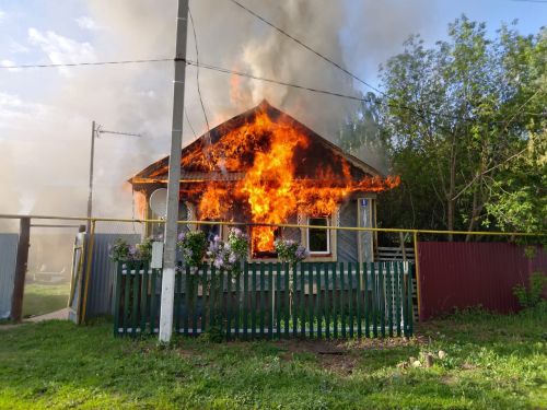 В Сюкеево горит дом