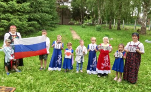 По следам праздника: Камскоустьинцы поддержали акцию «Надень народное на День России»