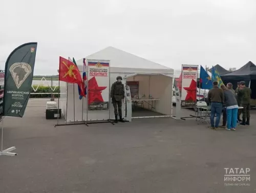 В парке Урам на Дне молодежи работает мобильный пункт отбора на службу по контракту