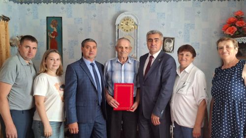 Жителя поселка Тенишево поздравили с 90-летием