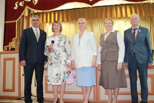 Награды камскоустьинским педагогам вручили на августовском совещании